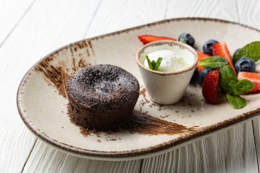 Pasta şefinin beyaz arka planında lezzetli tatlılar.