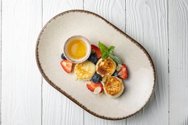 Pasta şefinin beyaz arka planında lezzetli tatlılar.