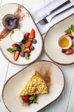 Pasta şefinin beyaz arka planında lezzetli tatlılar.