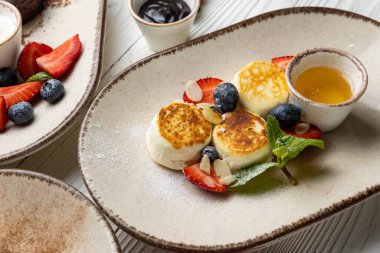 Pasta şefinin beyaz arka planında lezzetli tatlılar.