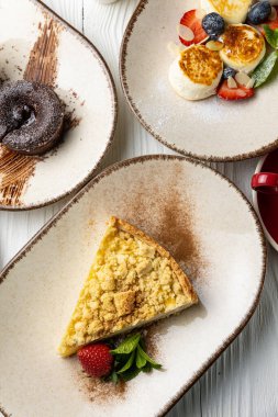 Pasta şefinin beyaz arka planında lezzetli tatlılar.