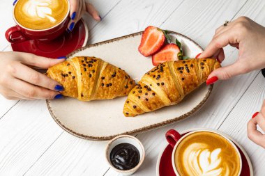 Pasta şefinin beyaz arka planında lezzetli tatlılar.