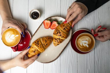 Pasta şefinin beyaz arka planında lezzetli tatlılar.