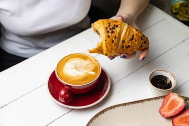 Pasta şefinin beyaz arka planında lezzetli tatlılar.