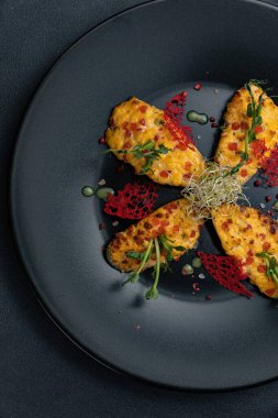 Tabakta lezzetli deniz ürünleri tabağı. yakın plan