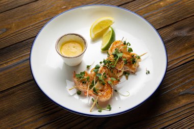 Tabakta lezzetli deniz ürünleri tabağı. yakın plan