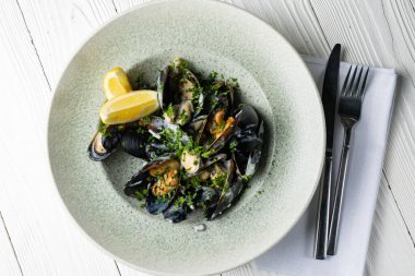 Tabakta lezzetli deniz ürünleri tabağı. yakın plan