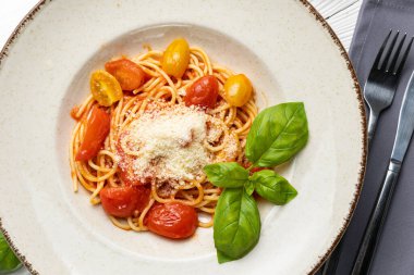 Beyaz ahşap bir masada tabakta lezzetli bir makarna. yakın plan