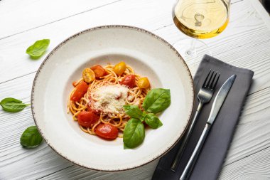 Beyaz ahşap bir masada tabakta lezzetli bir makarna. yakın plan