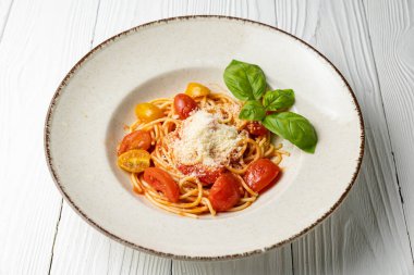 Beyaz ahşap bir masada tabakta lezzetli bir makarna. yakın plan