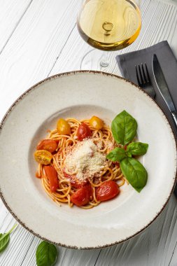 Beyaz ahşap bir masada tabakta lezzetli bir makarna. yakın plan