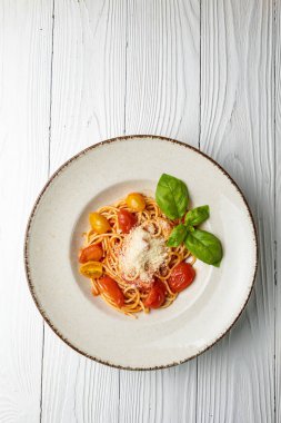 Beyaz ahşap bir masada tabakta lezzetli bir makarna. yakın plan