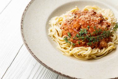 Beyaz ahşap bir masada tabakta lezzetli bir makarna. yakın plan