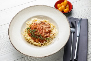 Beyaz ahşap bir masada tabakta lezzetli bir makarna. yakın plan