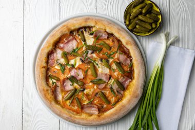 Beyaz ahşap bir masada lezzetli bir pizza. yakın plan