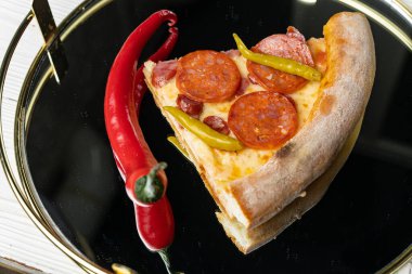 Beyaz ahşap bir masada lezzetli bir pizza. yakın plan