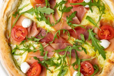 Beyaz ahşap bir masada lezzetli bir pizza. yakın plan