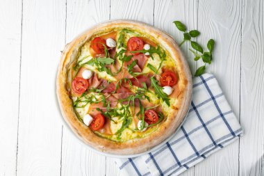 Beyaz ahşap bir masada lezzetli bir pizza. yakın plan