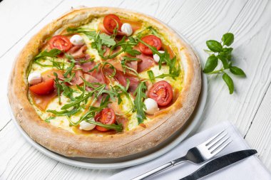 Beyaz ahşap bir masada lezzetli bir pizza. yakın plan