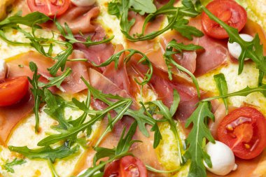 Beyaz ahşap bir masada lezzetli bir pizza. yakın plan