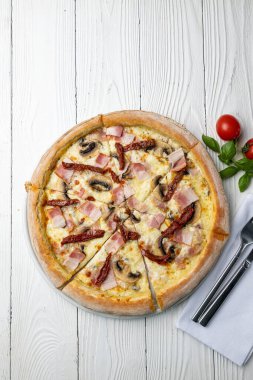 Beyaz ahşap bir masada lezzetli bir pizza. yakın plan