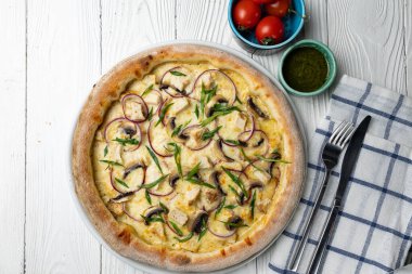 Beyaz ahşap bir masada lezzetli bir pizza. yakın plan