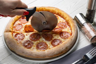 Beyaz ahşap bir masada lezzetli bir pizza. yakın plan