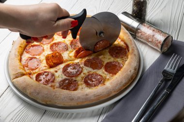 Beyaz ahşap bir masada lezzetli bir pizza. yakın plan