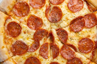 Beyaz ahşap bir masada lezzetli bir pizza. yakın plan