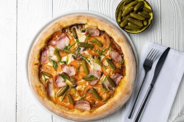 Beyaz ahşap bir masada lezzetli bir pizza. yakın plan