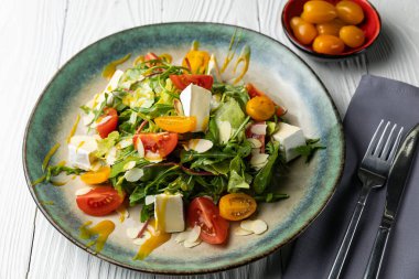 Beyaz ahşap masada nefis bir salata. yakın plan