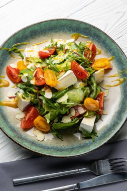 Beyaz ahşap masada nefis bir salata. yakın plan