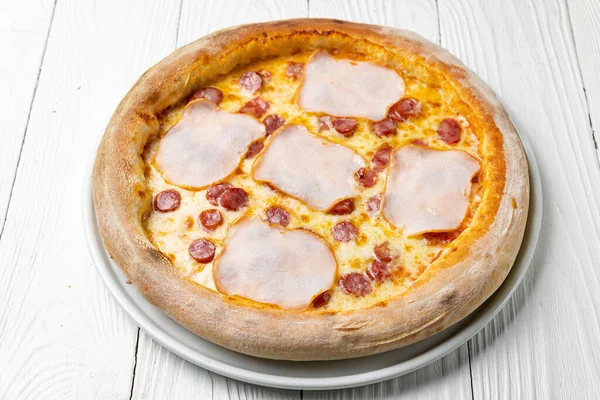 Deliciosa Pizza Una Mesa Madera Blanca Primer Plano —  Fotos de Stock