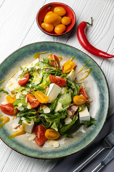 Délicieuse Salade Sur Une Table Bois Blanc Gros Plan — Photo