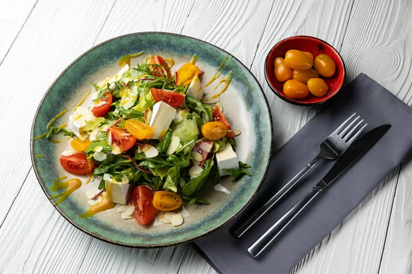 Finom Saláta Egy Fehér Asztalon Közelkép — Stock Fotó
