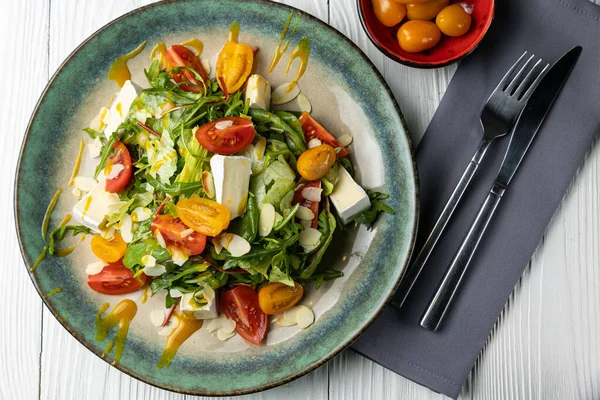白い木のテーブルにおいしいサラダ — ストック写真