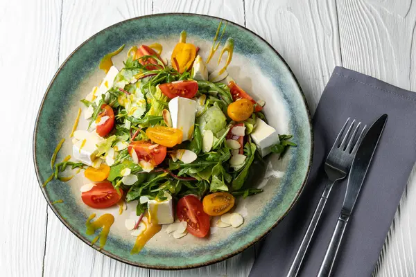 Finom Saláta Egy Fehér Asztalon Közelkép — Stock Fotó