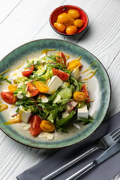 Délicieuse Salade Sur Une Table Bois Blanc Gros Plan — Photo