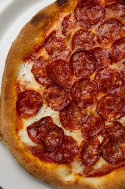 Tahta bir masada nefis İtalyan pizzası.