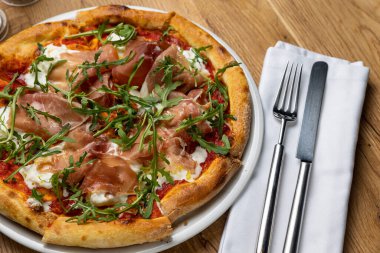 Tahta bir masada nefis İtalyan pizzası.