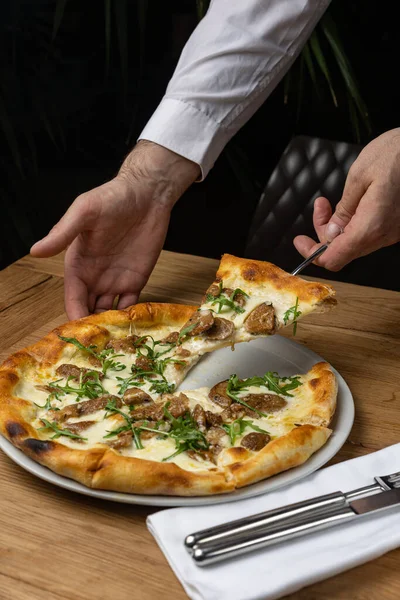 Tahta bir masada nefis İtalyan pizzası.