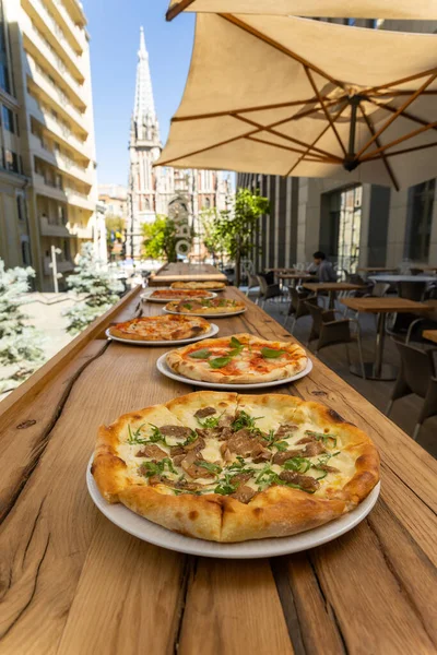 Tahta bir masada nefis İtalyan pizzası.