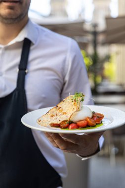 Beyaz tabakta leziz buratta peyniri