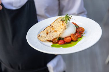 Beyaz tabakta leziz buratta peyniri