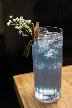 Alkolik içkiler eski ahşap bir masada yakın plan. 