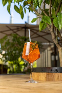 Alkolik içkiler eski ahşap bir masada yakın plan. 