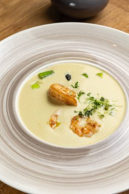 Masanın üzerine lezzetli çorba