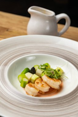 Masanın üzerine lezzetli çorba