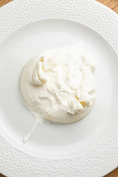 Köstlicher Buratta Käse Auf Einem Weißen Teller — Stockfoto
