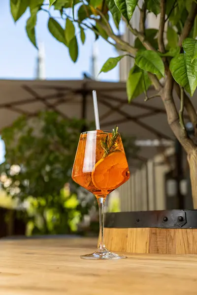 Alkolik içkiler eski ahşap bir masada yakın plan. 